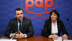 Warszawa, 25.02.2015. Dyrektor ZIPSEE Michał Kanownik (L), wiceprezes Federacji Konsumentów Aleksandra Frączek (P), podczas konferencji prasowej podsumowującej pierwszy miesiąc akcji "Nie płacę za pałace", 25 bm. w Centrum Prasowym PAP w Warszawie. Kampania apeluje o przejrzystość w zarządzaniu środkami pobieranymi od przedsiębiorców i konsumentów przez ZAiKS, organizowana przez Związek Importerów i Producentów Sprzętu Elektrycznego i Elektronicznego oraz Federację Konsumentów. (zuz) PAP/Paweł Supernak