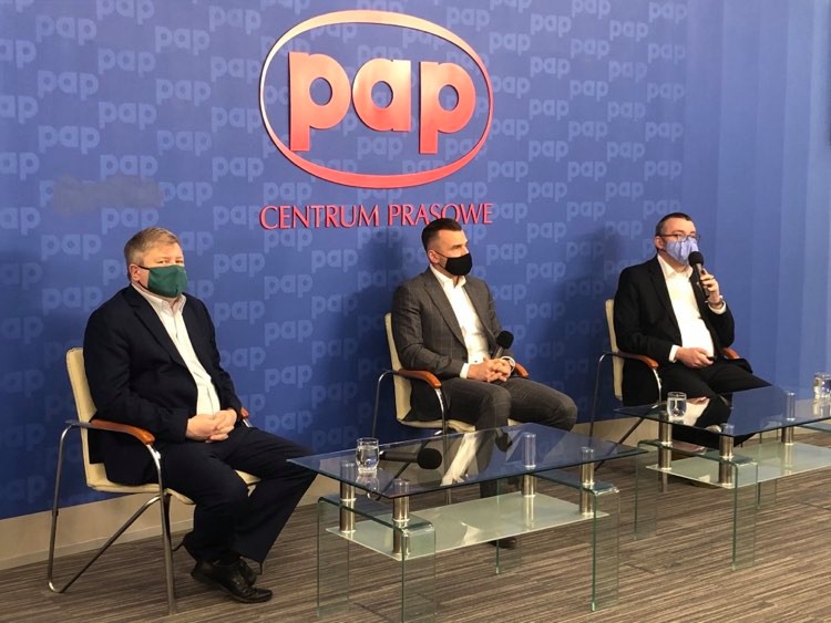 Badanie: Polacy przeciwni podatkowi od smartfonów